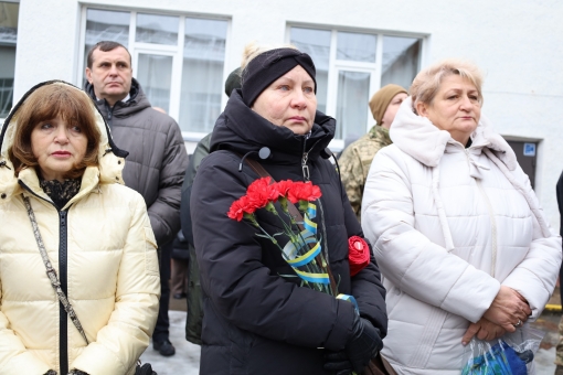 На фасаді ліцею №1 відкрили дві анотаційні дошки для героїв - Олександру Єремягіну та Віталію Мазуру.